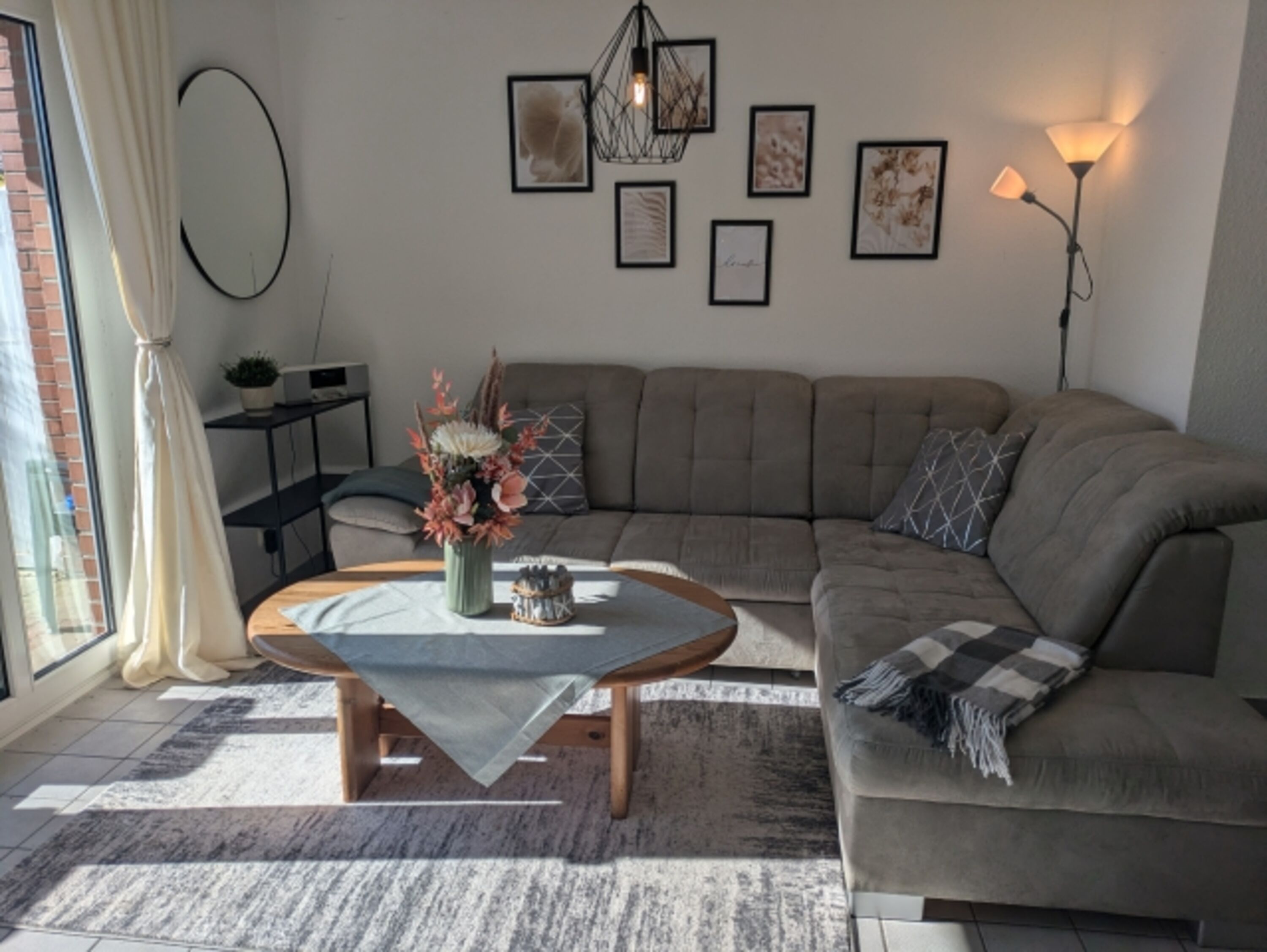 Wohnzimmer im Erdgeschoss mit großer Couch