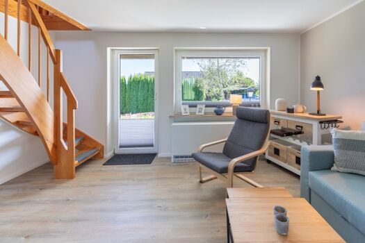 Das großzügige Wohnzimmer mit Treppe ins Obergeschoss