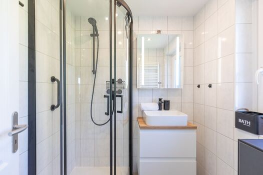 Das helle und moderne Badezimmer mit Dusche