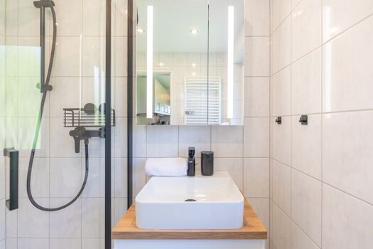 Das helle und moderne Badezimmer mit Dusche