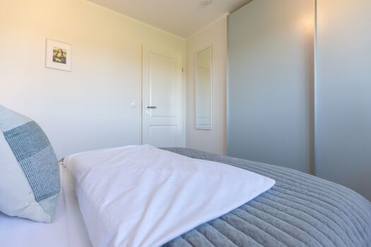 Das gemütliche Doppelbett mit Kleiderschrank