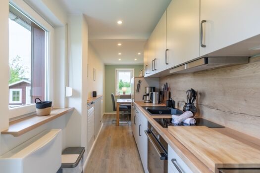 Die moderne Küche mit Essbereich