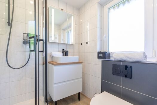 Das helle und moderne Badezimmer mit Dusche