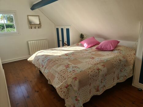 Schlafzimmer mit 160cm Bett 