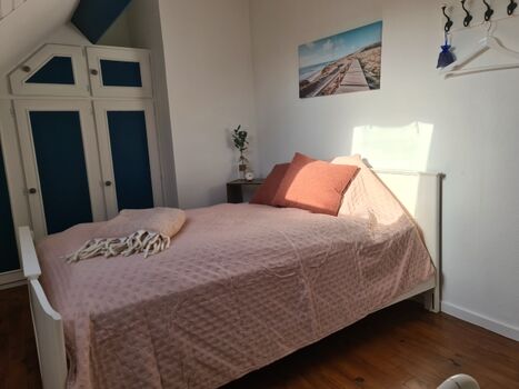 Schlafzimmer mit 140cm Bett