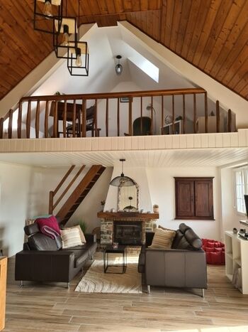 Wohnzimmer und Bibliothek 