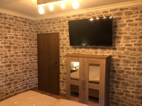 Schlafzimmer mit großen, neuen FLAT - TV