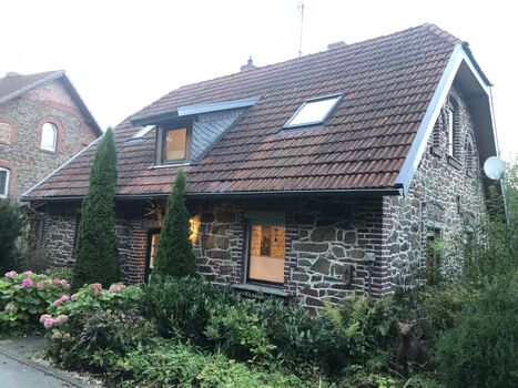 mit angrenzenden seitl. Garten mit Sitzecke aus Holz