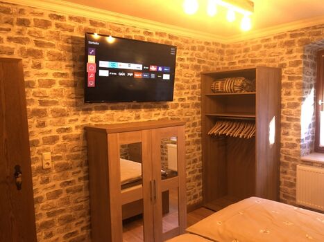 Schlafzimmer mit Schrank und Vertico