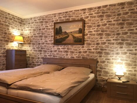 Schlafzimmer m. Doppelbett 180 cm x 200 cm ( ggf.mit Kleinkind )