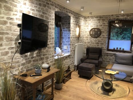 Wohnbereich mit modernen Deckenstrahlern