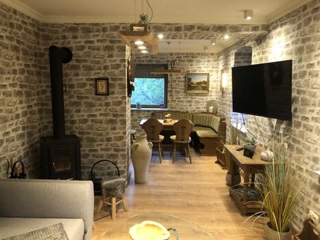 Wohnbereich mit Blick in Eßzimmer m. antiker Sitzecke