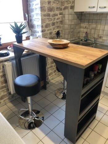 Küche mit kl. Sitzecke mit 2 Barhockern