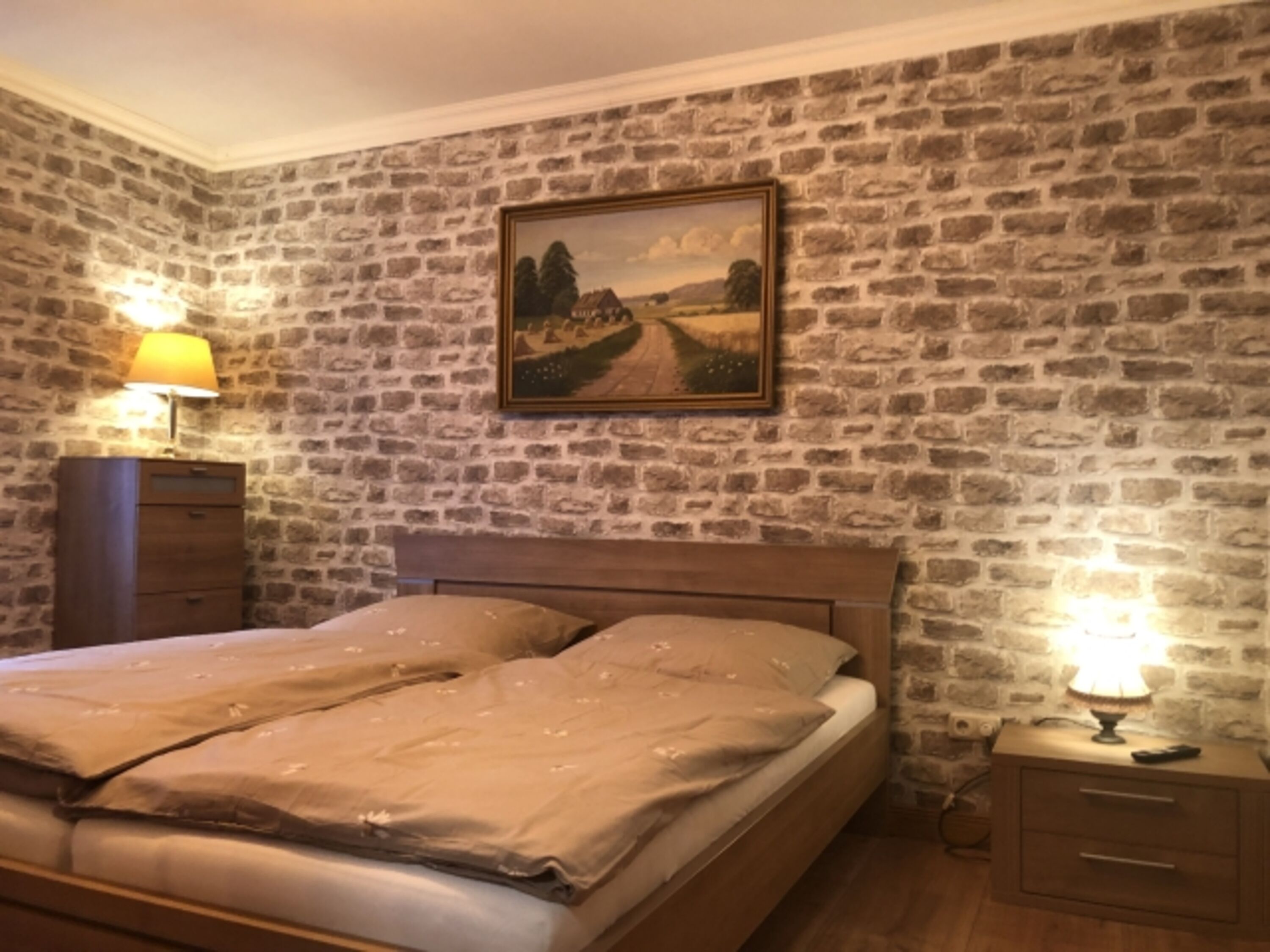 Schlafzimmer m. Doppelbett 180 cm x 200 cm ( ggf.mit Kleinkind )