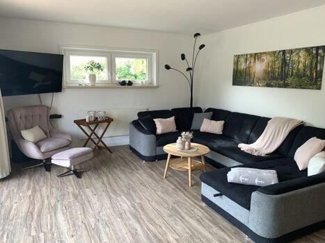 Große Eckcouch und TV