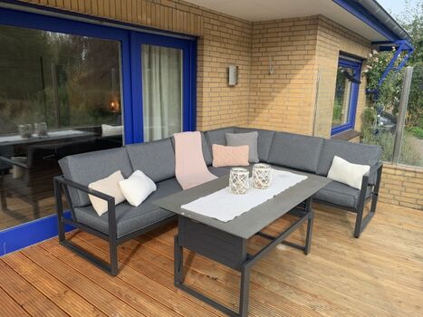 Loungemöbel an der Wohnzimmerterrasse