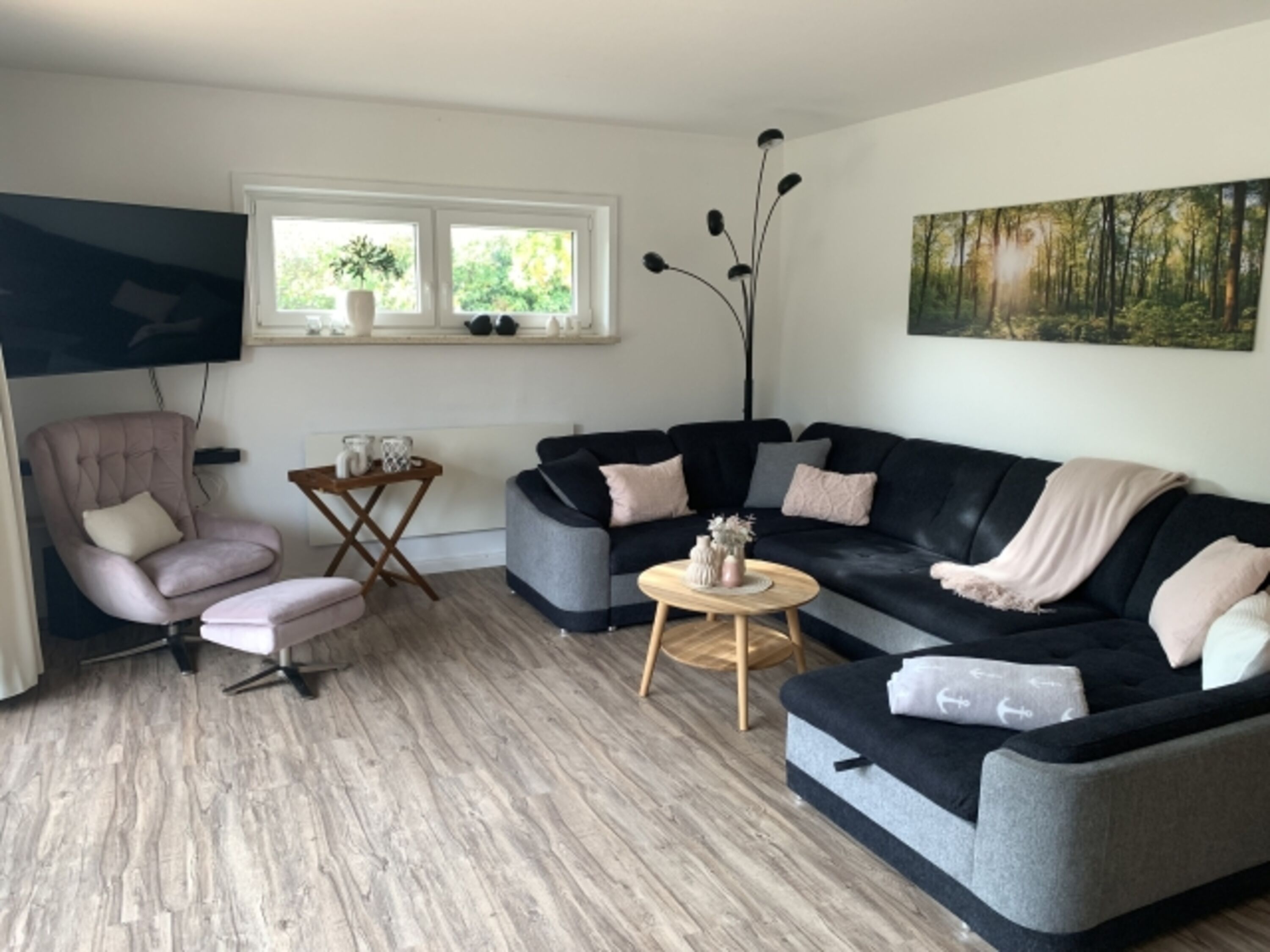 Große Eckcouch und TV