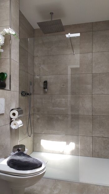 Bad mit WC und Regendusche