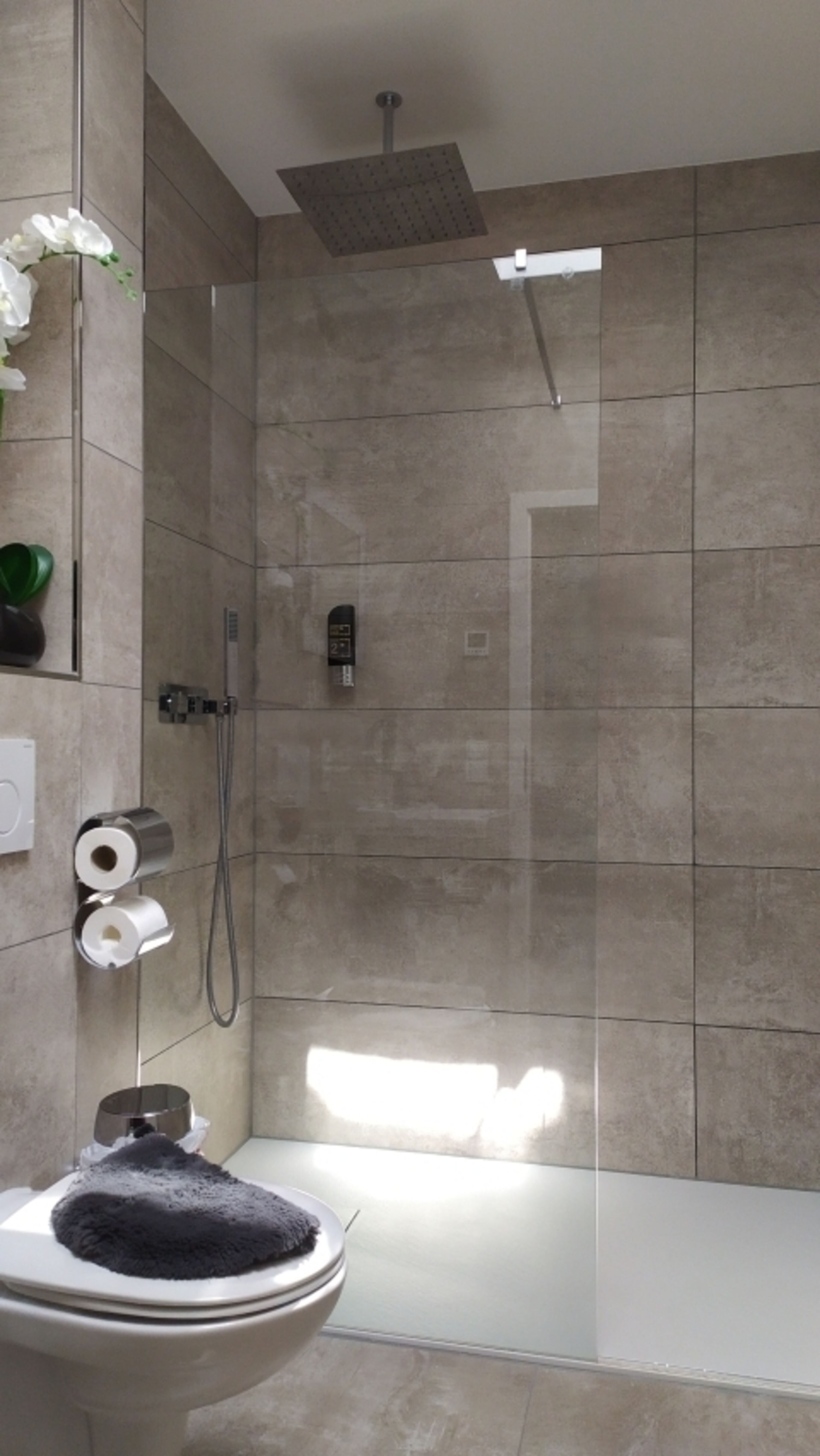 Bad mit WC und Regendusche