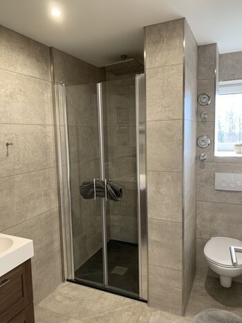 Bad mit WC und Regendusche