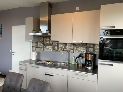 Blick auf die sehr gut eingerichtete Küchenzeile