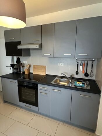 sehr gut eingerichtete Küchenzeile 