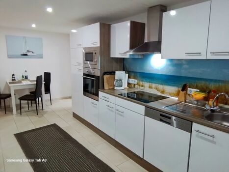 Küche mit Geschirrspülmaschine 