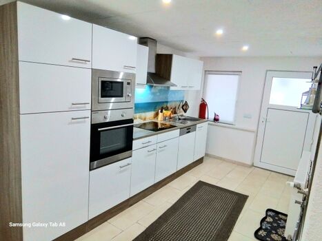 Küche  mit Backofen  und Mikrowelle 