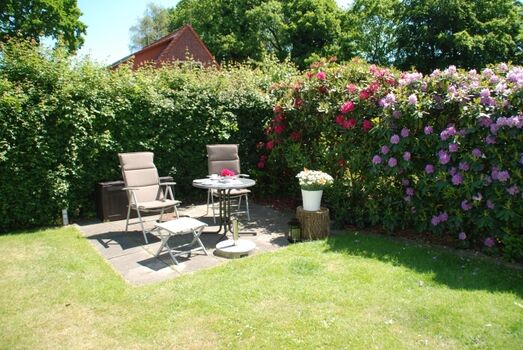 eigener, komplett eingezäunter Garten, Terrasse