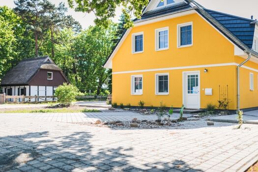 Haus Sanderling Eingang und Parkplatz