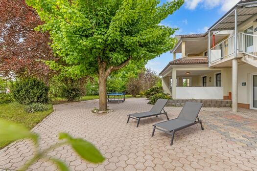 Sonnenliegen im allgemeinen Garten