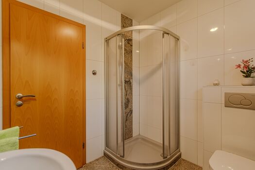 Badezimmer mit Dusche/WC