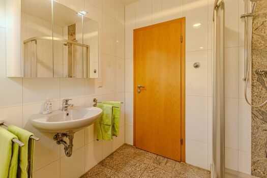 Badezimmer mit Dusche/WC