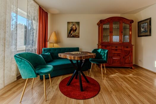 Couch mit Sitzecke und Designer Tisch 