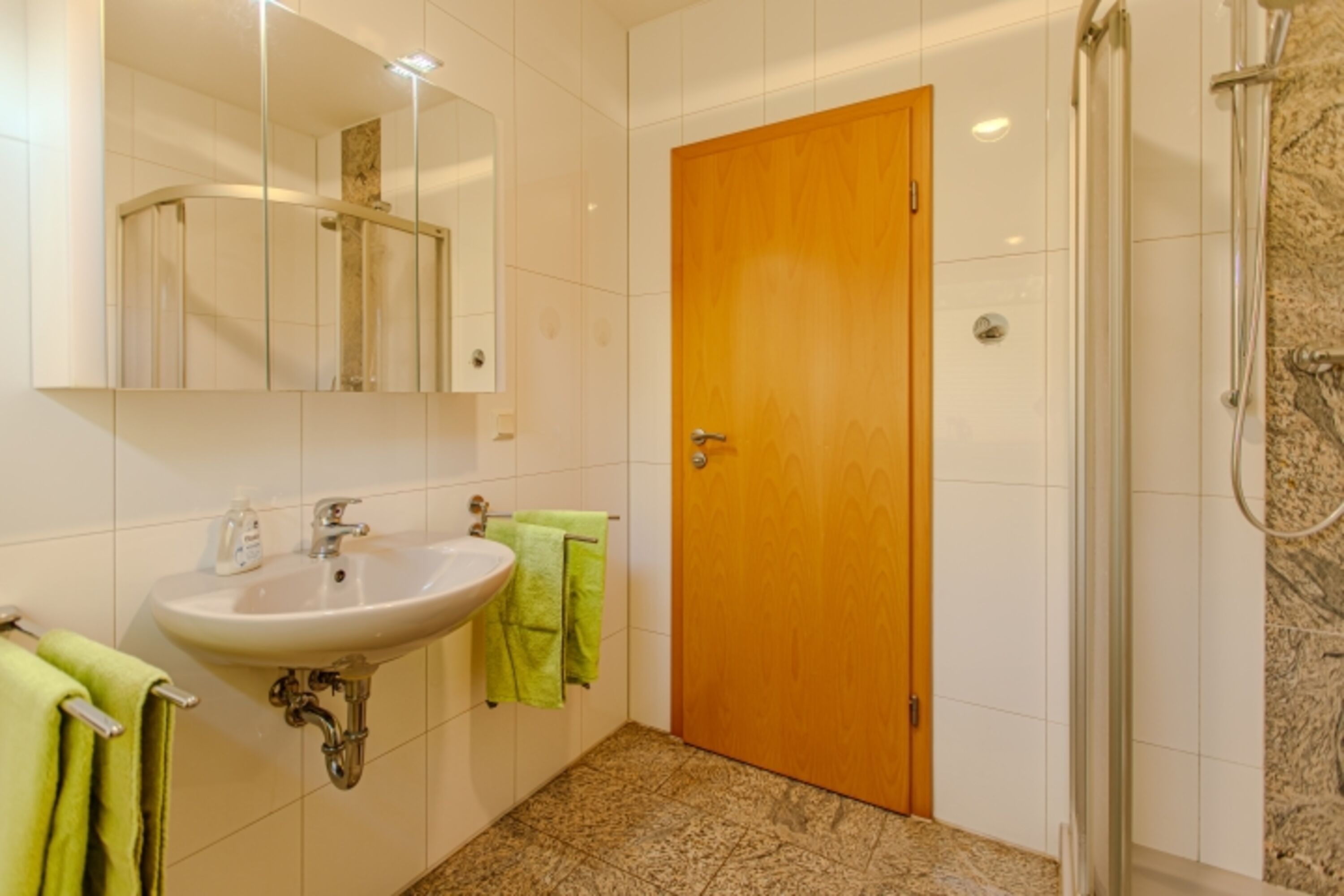Badezimmer mit Dusche/WC