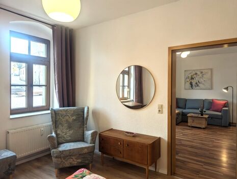 Die gemütliche Sitzecke im Schlafraum mit Durchblick zum Wohnzimmer