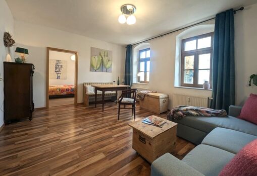 Das helle Wohnzimmer mit Blick zum Schlafraum