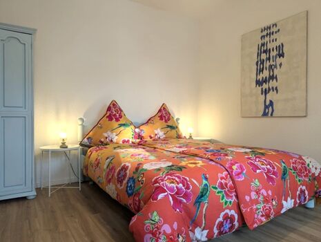 Im Schlafraum bietet ein 1,60*2,00-Bett mit hochwertiger Matratze besten Schlafkomfort