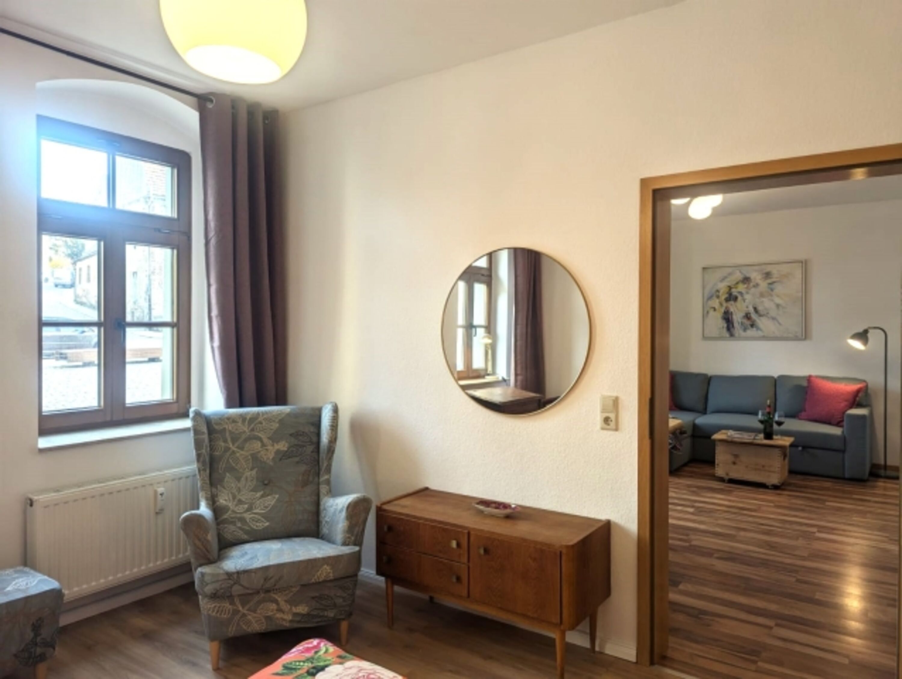 Die gemütliche Sitzecke im Schlafraum mit Durchblick zum Wohnzimmer