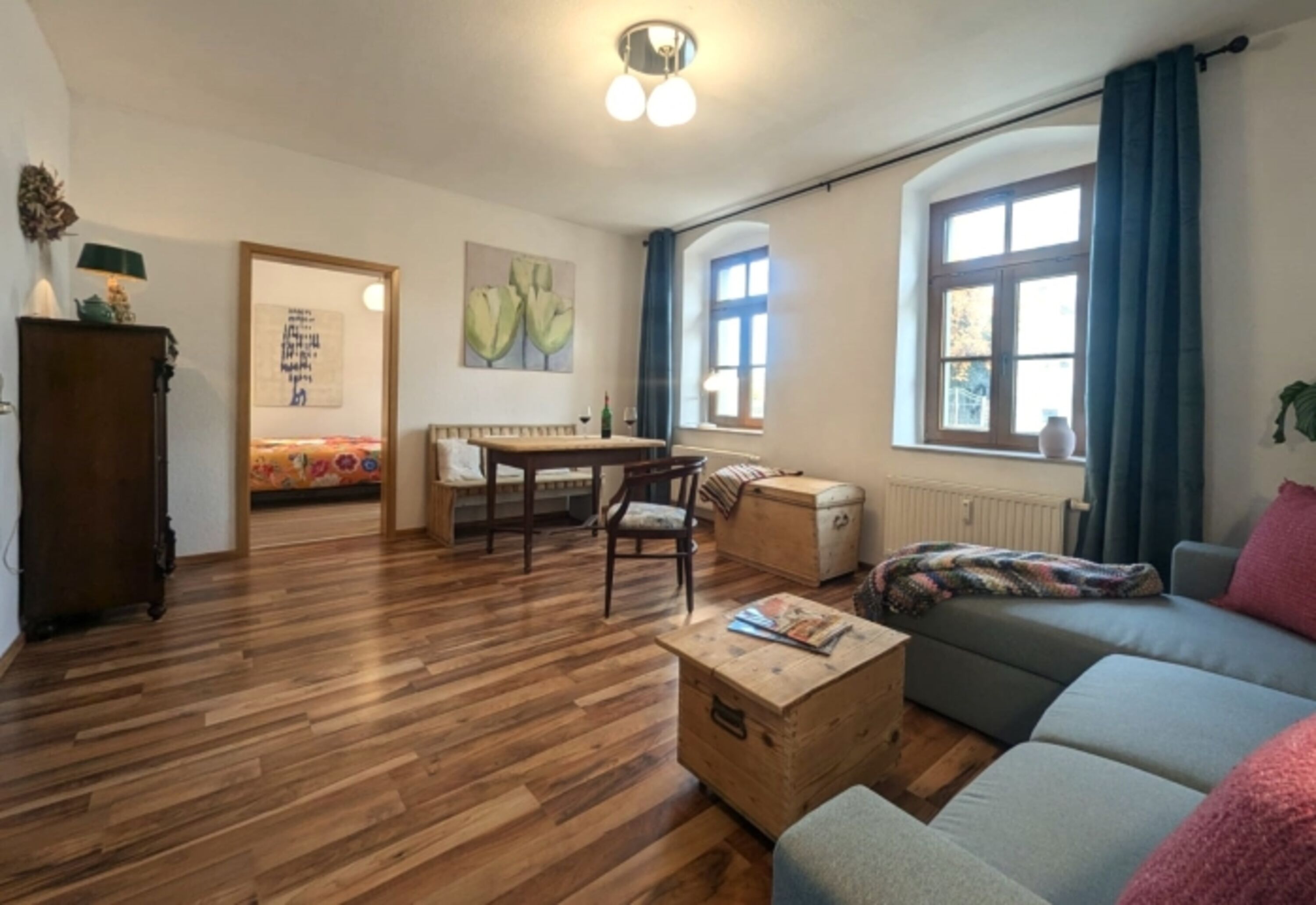 Das helle Wohnzimmer mit Blick zum Schlafraum