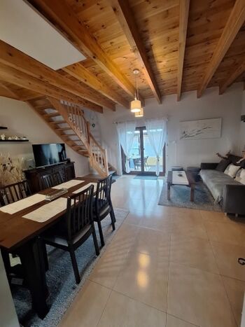 Wohnzimmer mit Kochnische