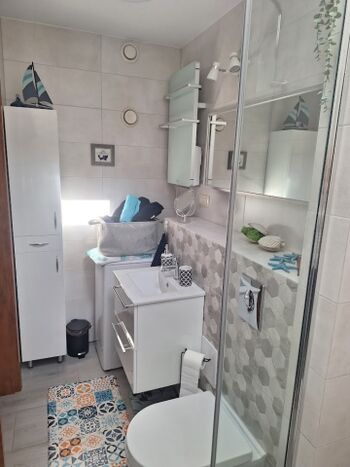 Badezimmer mit Dusche