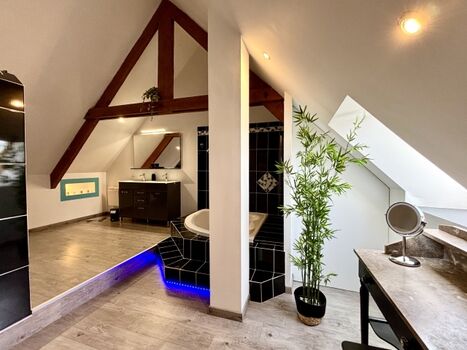 Badezimmer mit Badewanne und Dusche