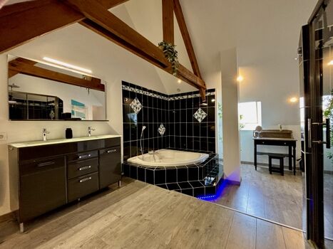 Badezimmer mit Badewanne und Dusche