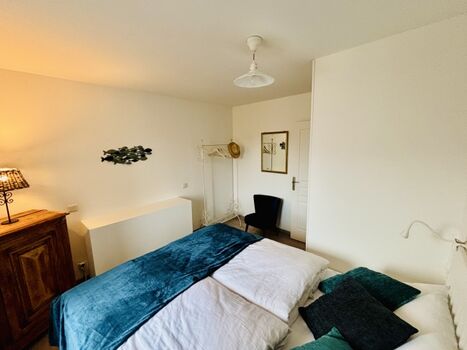 Klein und fein - das petrolfarbene Schlafzimmer 