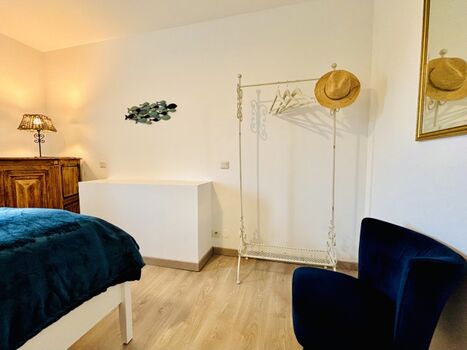 verfügt über ein 2.00 x 1.60 Meter großes Bett mit einzelnen Matratzen