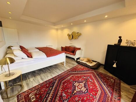 Das Bett mit zwei einzelnen, verstellbaren Lattenrosten und zwei Matratzen misst 2.00 x 1.80 Meter