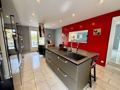 Küche mit Esstresen