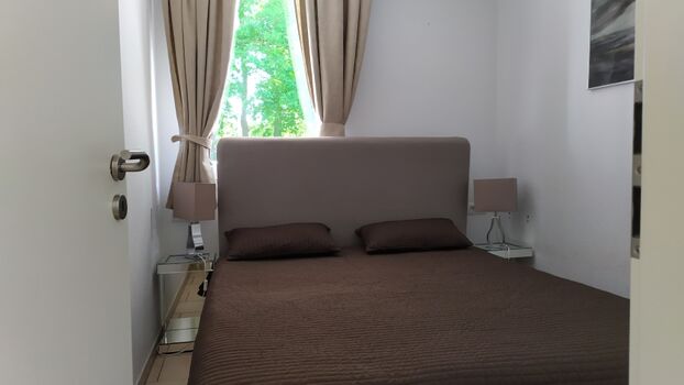 2. Schlafzimmer mit Boxspringbett