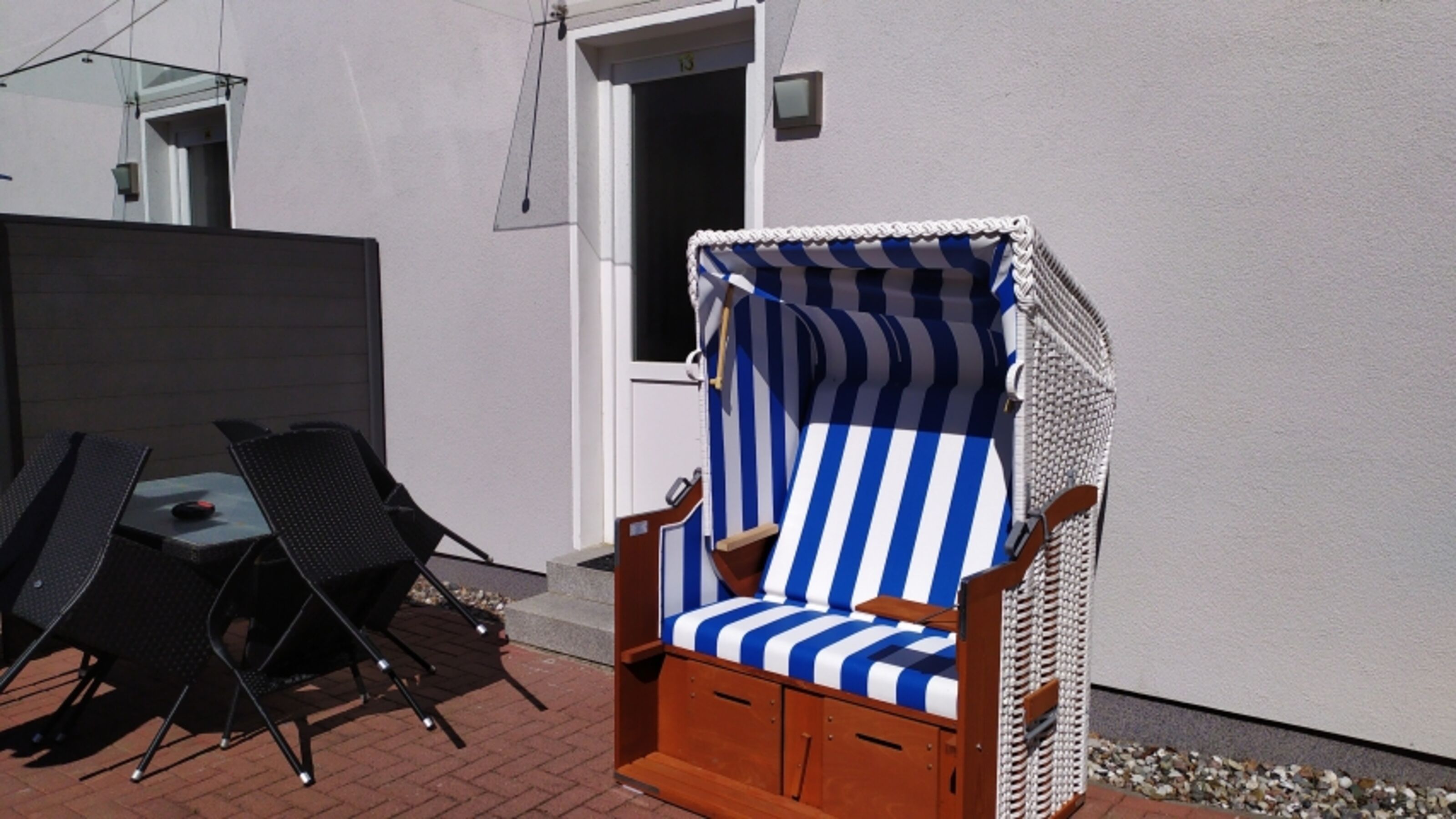 schöne Terrasse - in den warmen Monaten mit Strandkorb